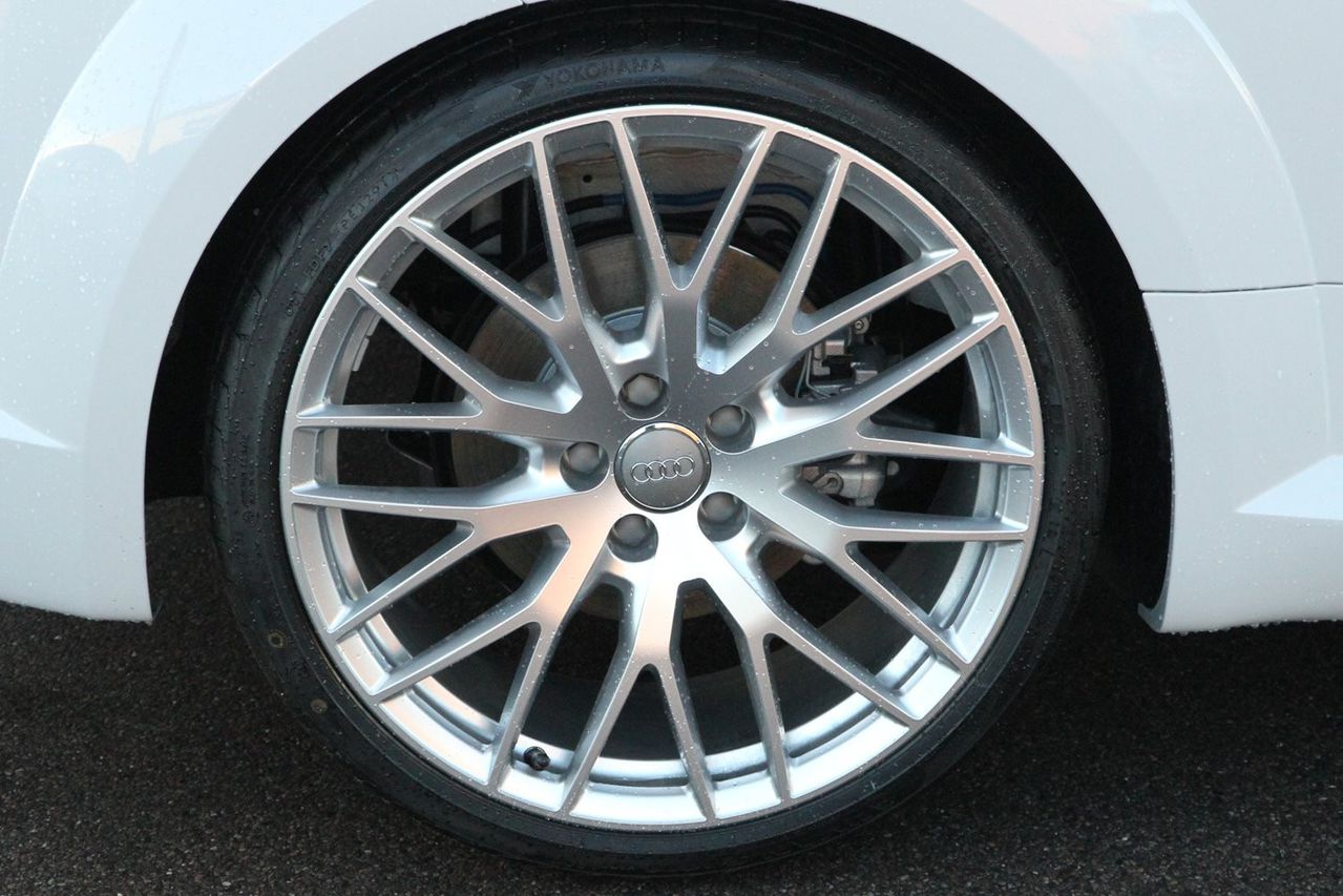 découvrez notre sélection de jantes pour audi tt mk3, alliant esthétique et performance. améliorez le style de votre véhicule avec des jantes de qualité, disponibles dans différents designs et finitions.