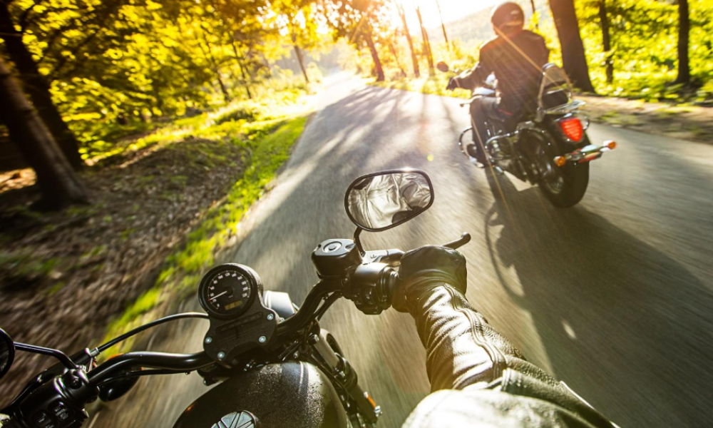 découvrez notre guide complet sur l'assurance moto idéale pour votre road trip. protégez-vous et votre véhicule tout en profitant de la route en toute sérénité. comparez les offres et choisissez la couverture adaptée à votre aventure.