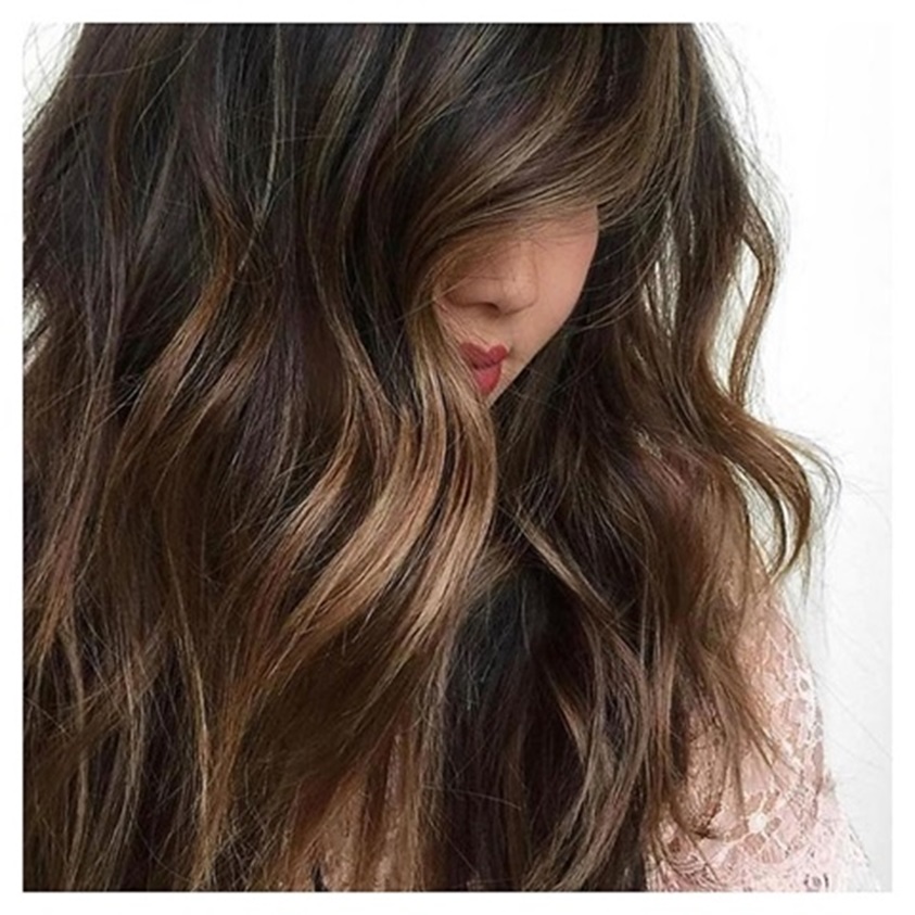 découvrez le balayage brun cuivré, une technique de coloration qui illumine vos cheveux tout en ajoutant des nuances chaleureuses. idéal pour un look naturel et raffiné, ce balayage crée des reflets lumineux et profonds qui subliment votre visage et votre style.