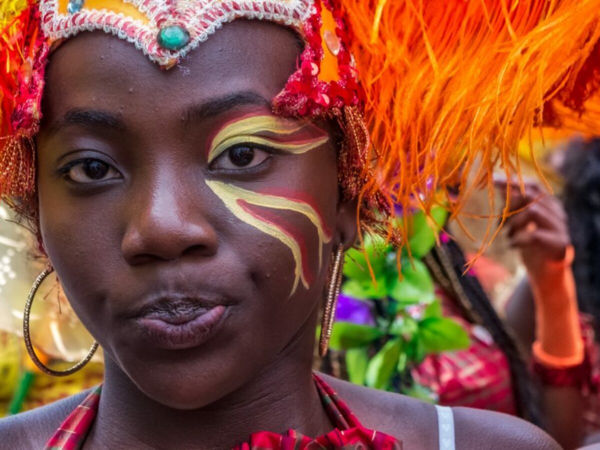 découvrez la magie du carnaval des antilles, une célébration colorée et vibrante qui allie musique, danse et culture. plongez dans l'ambiance festive, admirez les costumes éblouissants et participez à des traditions uniques qui font de cet événement un incontournable de la saison.