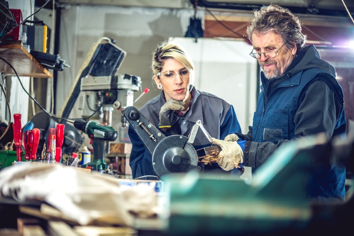 découvrez comment changer de carrière à 50 ans peut être une opportunité passionnante pour réinventer votre parcours professionnel. explorez des conseils pratiques, des témoignages inspirants et des ressources pour réussir cette transition, tout en valorisant votre expérience et vos compétences.