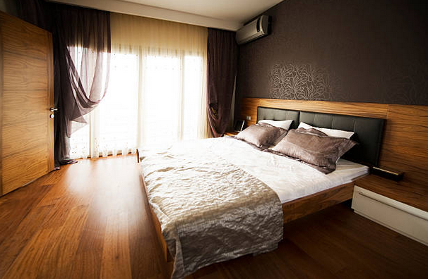découvrez des idées inspirantes pour décorer votre chambre avec un parquet marron élégant. harmonisez chaleur et style grâce à des accessoires tendance, des couleurs apaisantes et un aménagement réfléchi pour créer un espace confortable et accueillant.