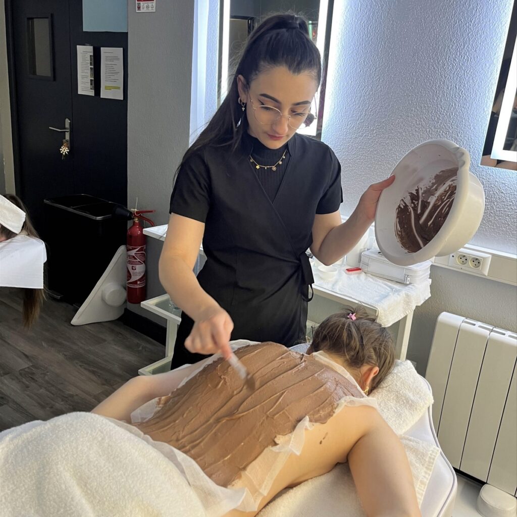 découvrez notre formation cap esthétique au havre, conçue pour vous préparer aux métiers de la beauté. apprenez les techniques essentielles en cosmétique, soins du visage et du corps, tout en bénéficiant d'un accompagnement personnalisé. réalisez votre rêve professionnel dans un cadre dynamique et bienveillant.