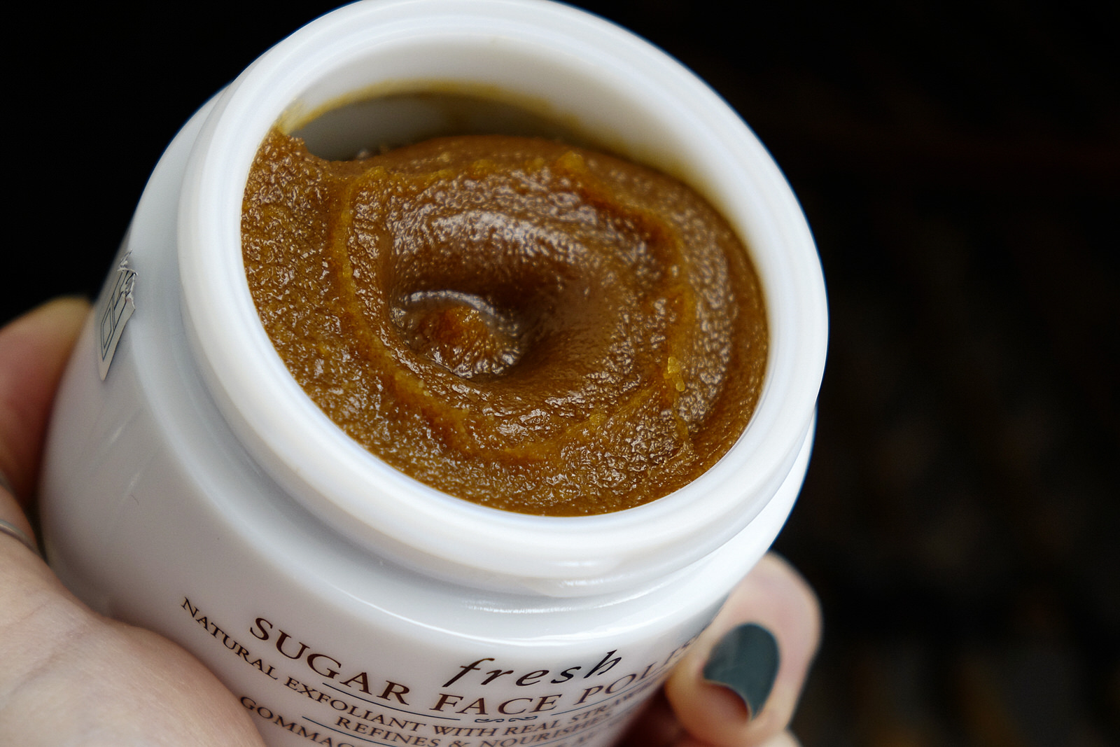 découvrez notre gommage au sucre roux, une exfoliation douce et naturelle pour un teint éclatant et une peau soyeuse. offrez à votre peau un moment de bien-être et éliminez les impuretés en profondeur.