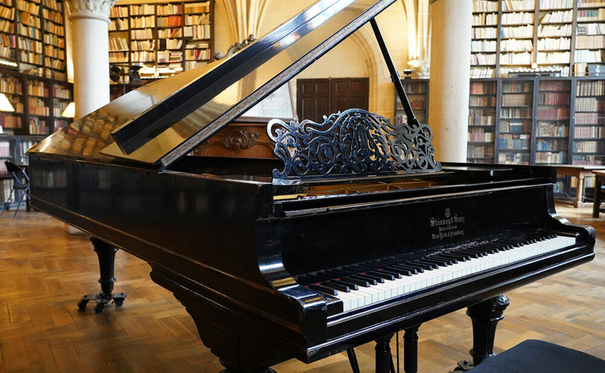 découvrez l'évolution fascinante du piano à travers les siècles, de ses origines au jeu moderne. plongez dans l'univers musical et artistique de cet instrument emblématique, en explorant ses innovations, ses compositeurs célèbres et son impact sur la musique classique et contemporaine.