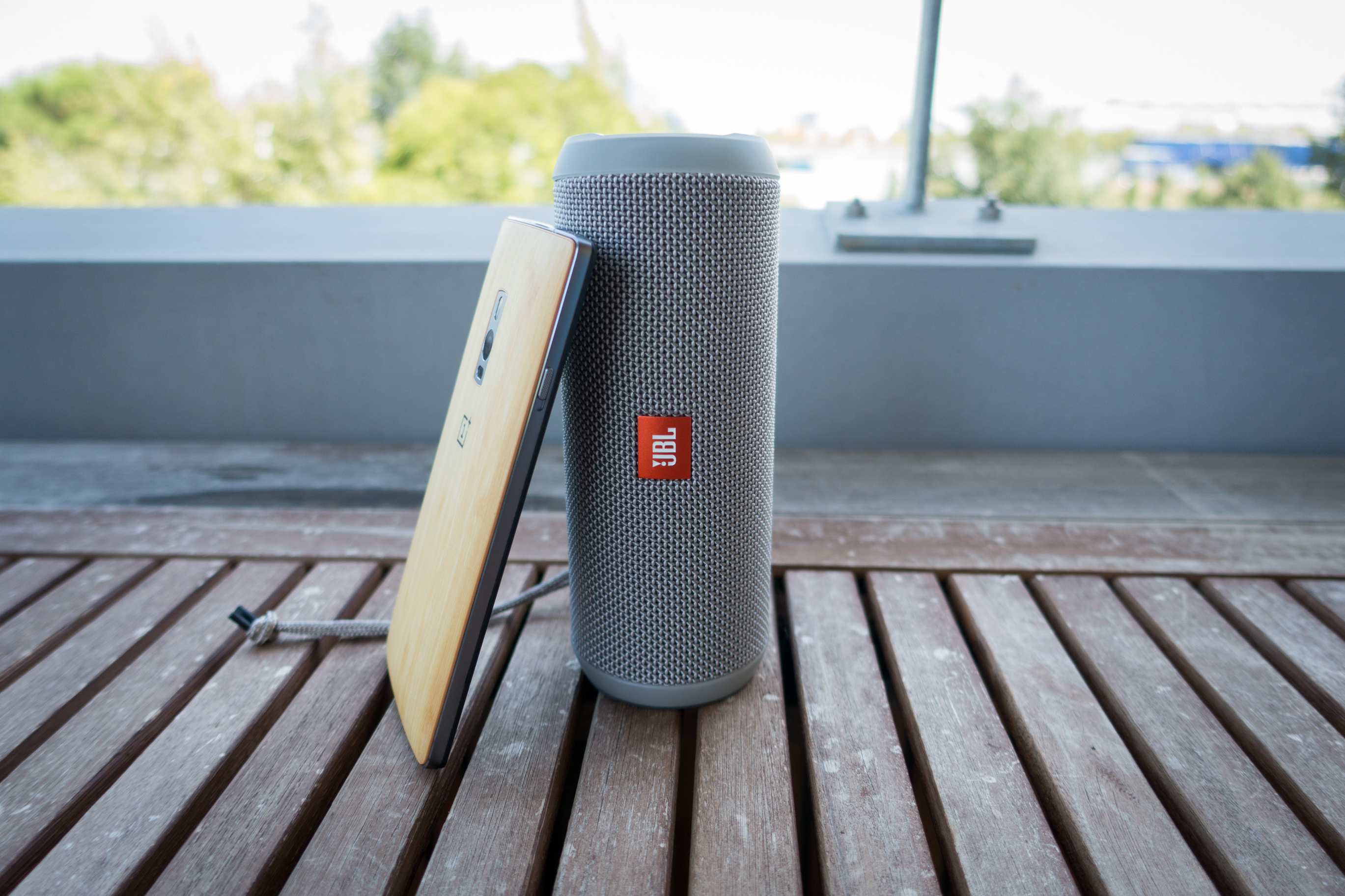 découvrez notre avis complet sur la jbl flip 5, une enceinte bluetooth réputée pour sa qualité sonore, sa robustesse et son autonomie impressionnante. idéale pour les amateurs de musique en plein air, elle allie performances et design élégant.