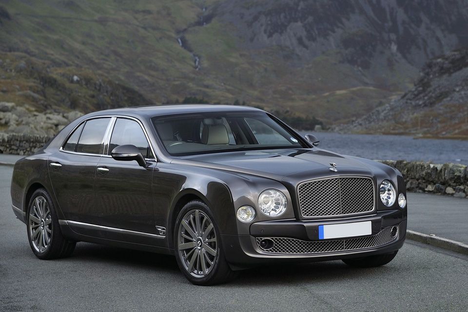 découvrez le luxe ultime en louant une bentley mulsanne. profitez d'une expérience de conduite inégalée, alliant élégance et performance pour vos occasions spéciales ou vos déplacements d'affaires. réservez dès maintenant et voyagez avec style !