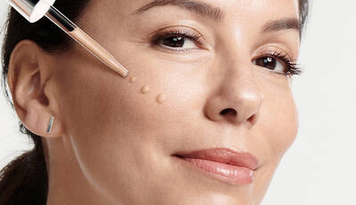 découvrez notre gamme de maquillage anti-rides qui célèbre votre beauté tout en estompant les signes de l'âge. nos produits innovants hydrateront votre peau, offrant un fini lisse et rayonnant. sublimez votre teint et retrouvez un éclat youthful grâce à notre sélection de fonds de teint, anticernes et poudres spécialement conçus pour masquer les rides et les ridules.