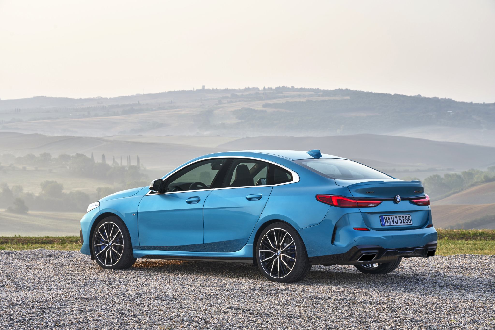 découvrez notre sélection des meilleures berlines bmw, alliant luxe, performance et innovation. explorez les modèles phares qui redéfinissent le confort de conduite et le design élégant.