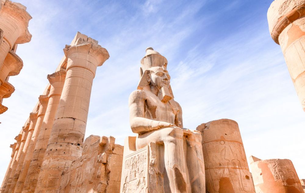 découvrez l'incroyable aventure d'un road trip en égypte sur 10 jours, entre pyramides majestueuses, temples antiques et paysages désertiques époustouflants. préparez-vous à explorer les trésors du nil, à plonger dans la culture égyptienne et à vivre des moments inoubliables au cœur de ce pays fascinant.