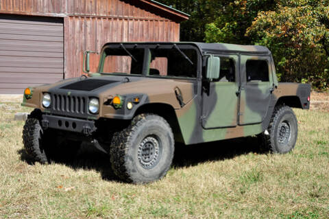 découvrez l'histoire fascinante du hummer, ce véhicule emblématique aux origines militaires, devenu un symbole de puissance et d'aventure. explorez son évolution, son impact culturel et son héritage sur l'industrie automobile.