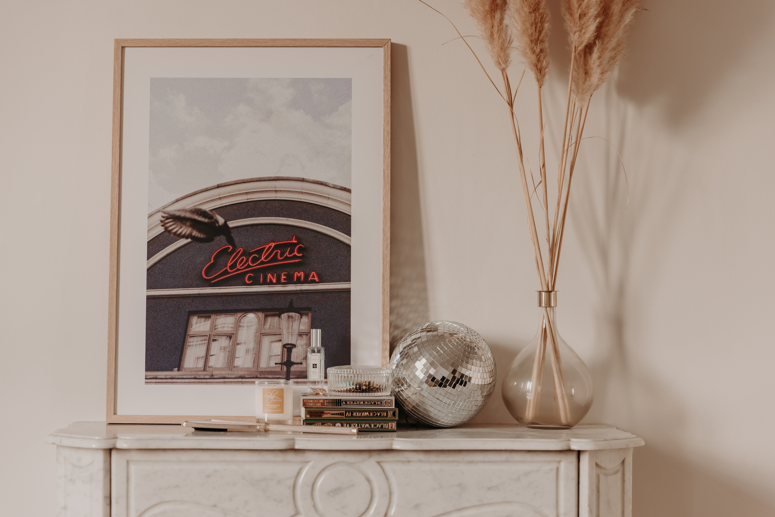 capturez et préservez vos plus beaux souvenirs avec notre service d'impression de qualité. transformez vos photos numériques en magnifiques tirages pour revivre chaque instant, que ce soit pour décorer votre intérieur ou offrir à vos proches. imprimez vos souvenirs aujourd'hui et faites-les durer dans le temps.