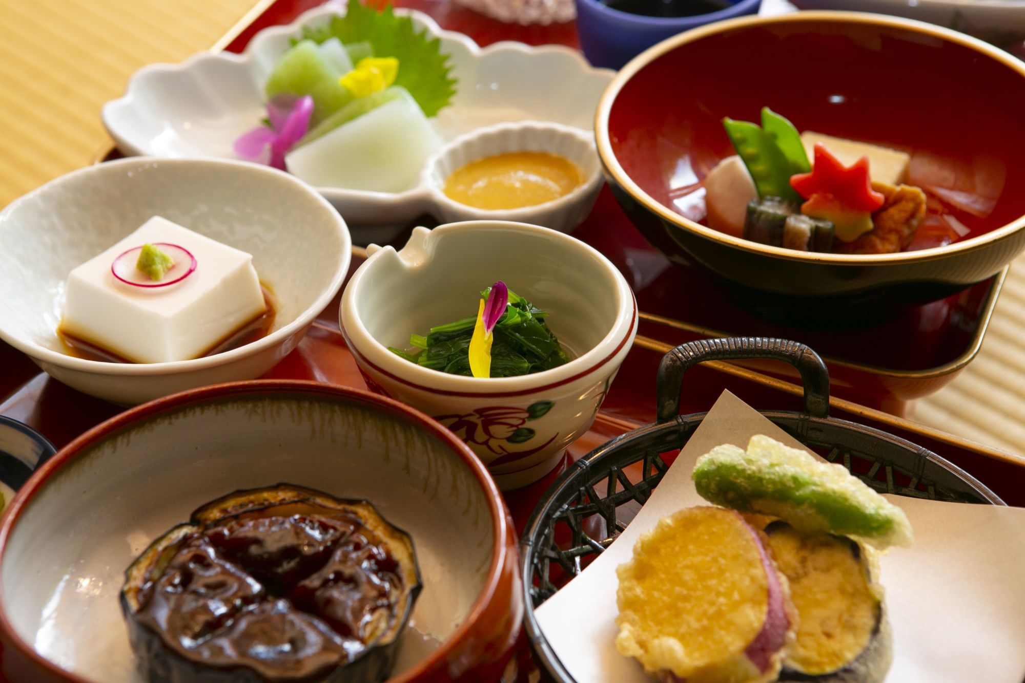 découvrez l'influence japonaise en cuisine, un voyage culinaire à travers les saveurs délicates et les techniques raffinées du pays du soleil-levant. explorez comment ces traditions gastronomiques ont enrichi la cuisine mondiale, de la présentation artistique des plats aux ingrédients emblématiques comme le miso et la sauce soja. plongez dans l'univers des sushis, des ramen et bien d'autres délices, et laissez-vous inspirer par l'harmonie et l'équilibre que le japon apporte à la gastronomie.