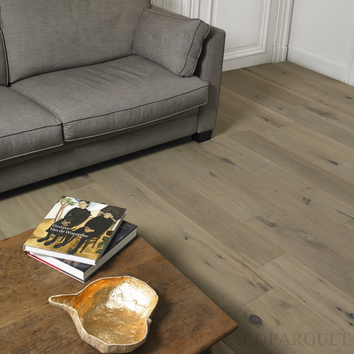 découvrez l'élégance intemporelle du parquet gris vieilli, alliant style vintage et modernité. parfait pour apporter chaleur et caractère à votre intérieur, ce choix de revêtement de sol transforme chaque pièce en un espace accueillant et raffiné.