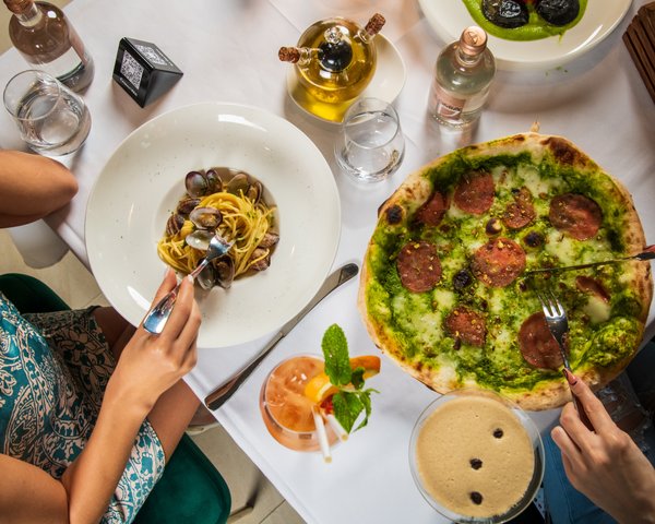 découvrez les meilleurs restaurants à dubaï proposant une délicieuse cuisine locale. savourez des plats traditionnels émiratis et des spécialités régionales dans une ambiance chaleureuse et accueillante. que vous soyez amateur de viande, de fruits de mer ou de plats végétariens, la diversité culinaire de dubaï saura vous séduire.