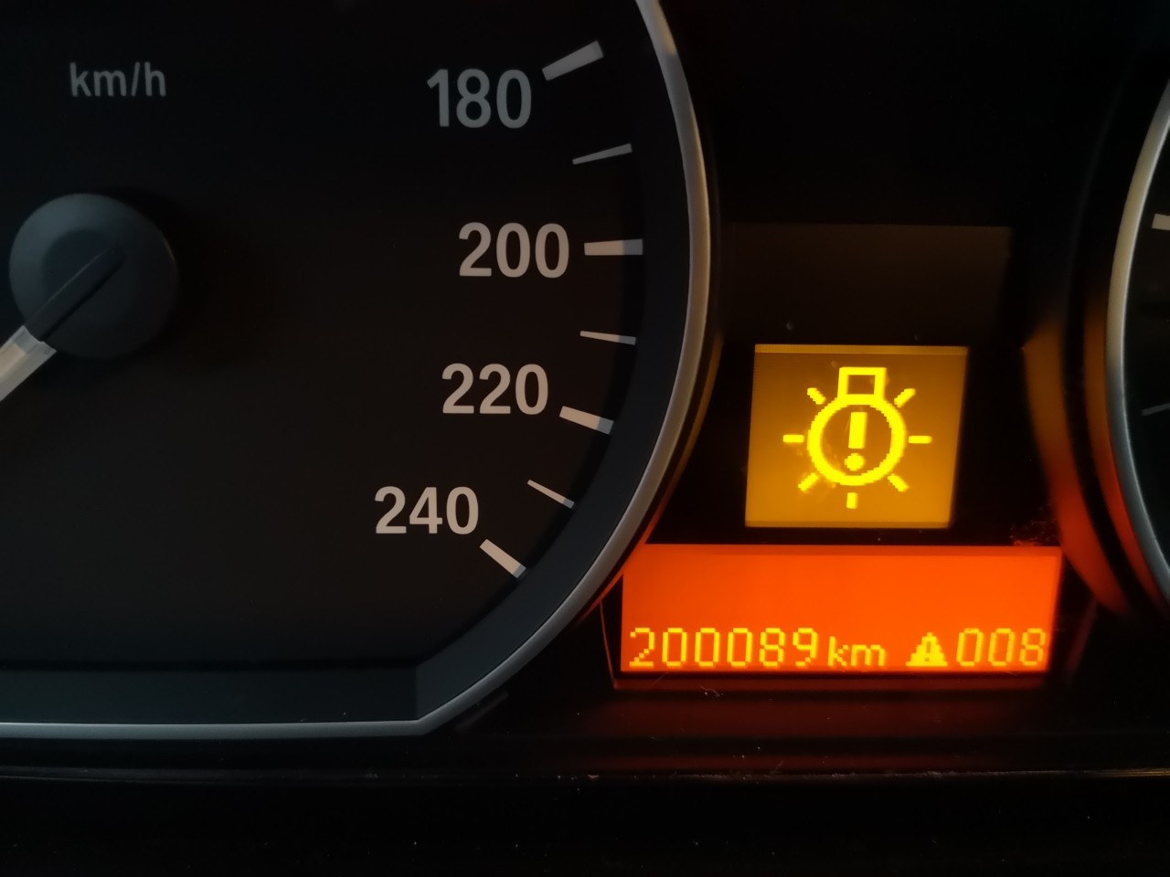 découvrez le triangle d'alerte bmw, un élément essentiel pour la sécurité routière. informez-vous sur son utilisation, son importance en cas d'urgence et comment il garantit votre sécurité et celle des autres en un clin d'œil.