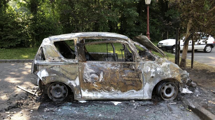 découvrez les détails intrigants d'une voiture incendiée qui a suscité l'intérêt des médias et des enquêteurs. plongez dans les circonstances de cet incident mystérieux et ses implications.