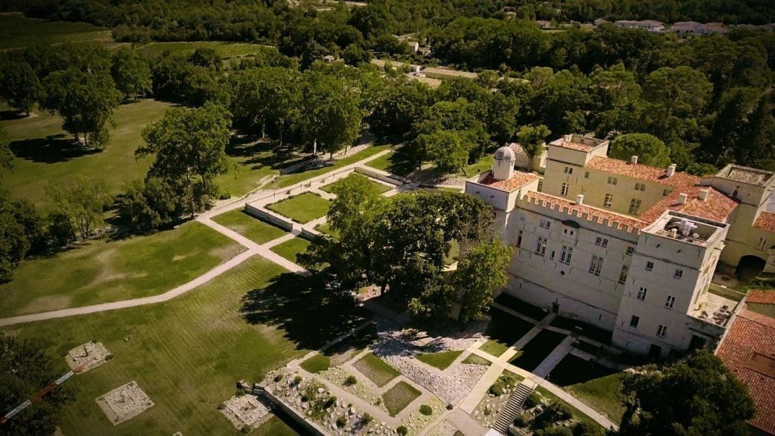 découvrez un voyage gastronomique inoubliable au cœur d'un château majestueux. savourez des mets raffinés préparés par des chefs étoilés, tout en profitant d'un cadre enchanteur alliant histoire et gastronomie. une expérience unique pour éveillez vos papilles et enrichir vos connaissances culinaires.