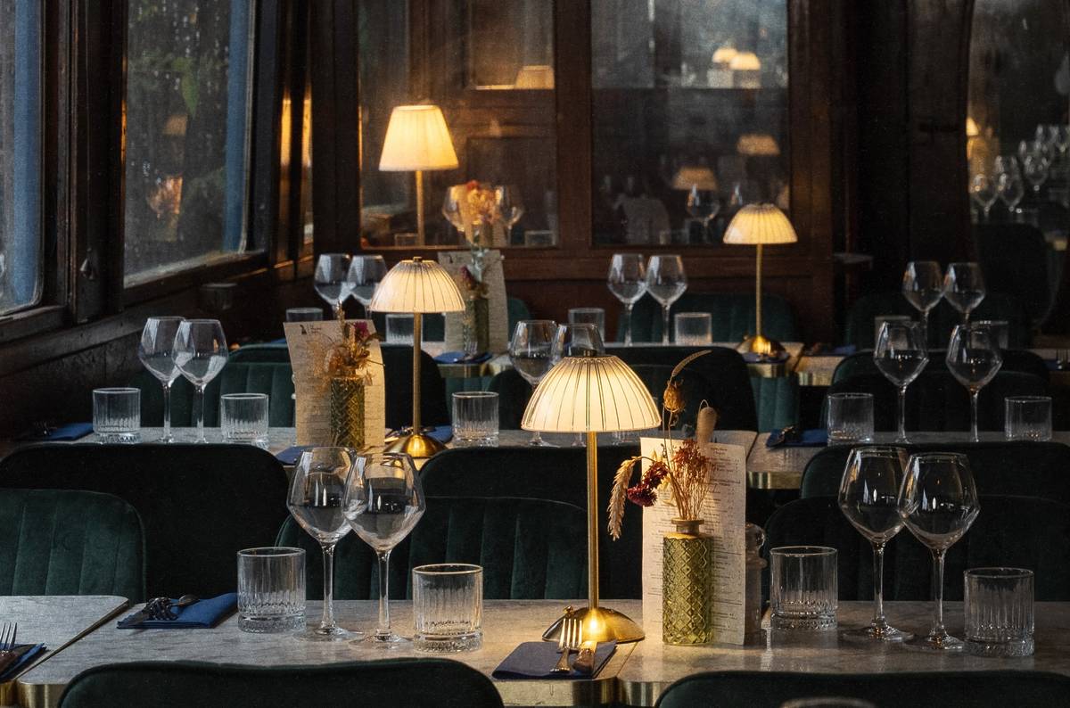 découvrez le wagon bleu à paris, un lieu incontournable alliant ambiance chaleureuse et gastronomie raffinée. profitez d'une expérience inoubliable au cœur de la capitale française, où chaque plat raconte une histoire et chaque moment devient un souvenir précieux.