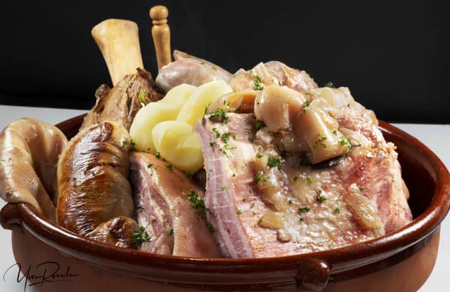 découvrez la richesse de la gastronomie lyonnaise, un véritable voyage culinaire au cœur de la france. savourez des spécialités locales comme les quenelles, le saucisson brioché et les fameuses pralines. plongez dans l'art de vivre à la lyonnaise avec ses bouchons typiques et ses chefs passionnés.