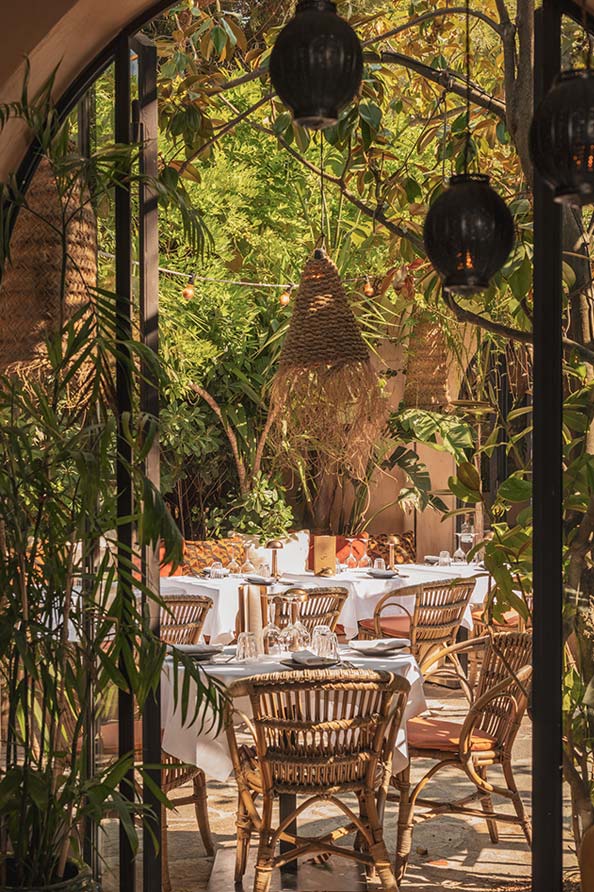 découvrez la gastronomie de saint-tropez, un voyage culinaire au cœur de la côte d'azur. entre plats raffinés, produits locaux et saveurs ensoleillées, laissez-vous séduire par les tables étoilées et les bistrots d'exception qui font la renommée de cette destination prisée.