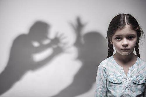 découvrez comment les médecins interviennent face aux violences subies par les filles. informez-vous sur les traitements, les soutiens disponibles et l'importance de la sensibilisation à ce phénomène préoccupant.