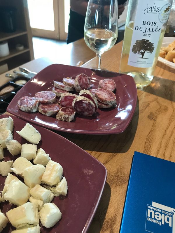 découvrez notre projet gastronomique en ardèche, une expérience culinaire unique mettant en avant les produits locaux et les savoir-faire artisanaux. rejoignez-nous pour un voyage savoureux au cœur des traditions ardéchoises.
