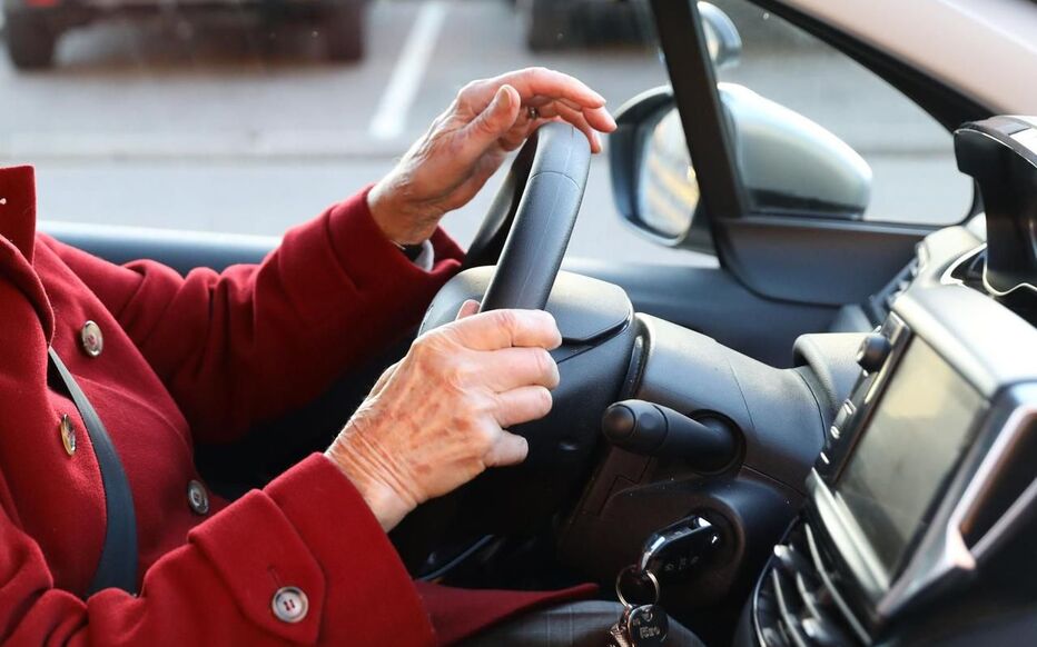 découvrez l'impact des accidents routiers chez les seniors, les causes sous-jacentes et les solutions pour améliorer leur sécurité sur la route. informez-vous sur les statistiques, les conseils de prévention et les initiatives pour protéger nos aînés et promouvoir une conduite responsable.