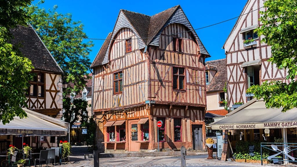 découvrez les villages médiévaux français, véritables trésors du patrimoine, où l'histoire et l'architecture se mêlent. flânez dans les rues pavées, admirez les châteaux et plongez dans l'atmosphère unique de ces bourgades chargées d'histoire.