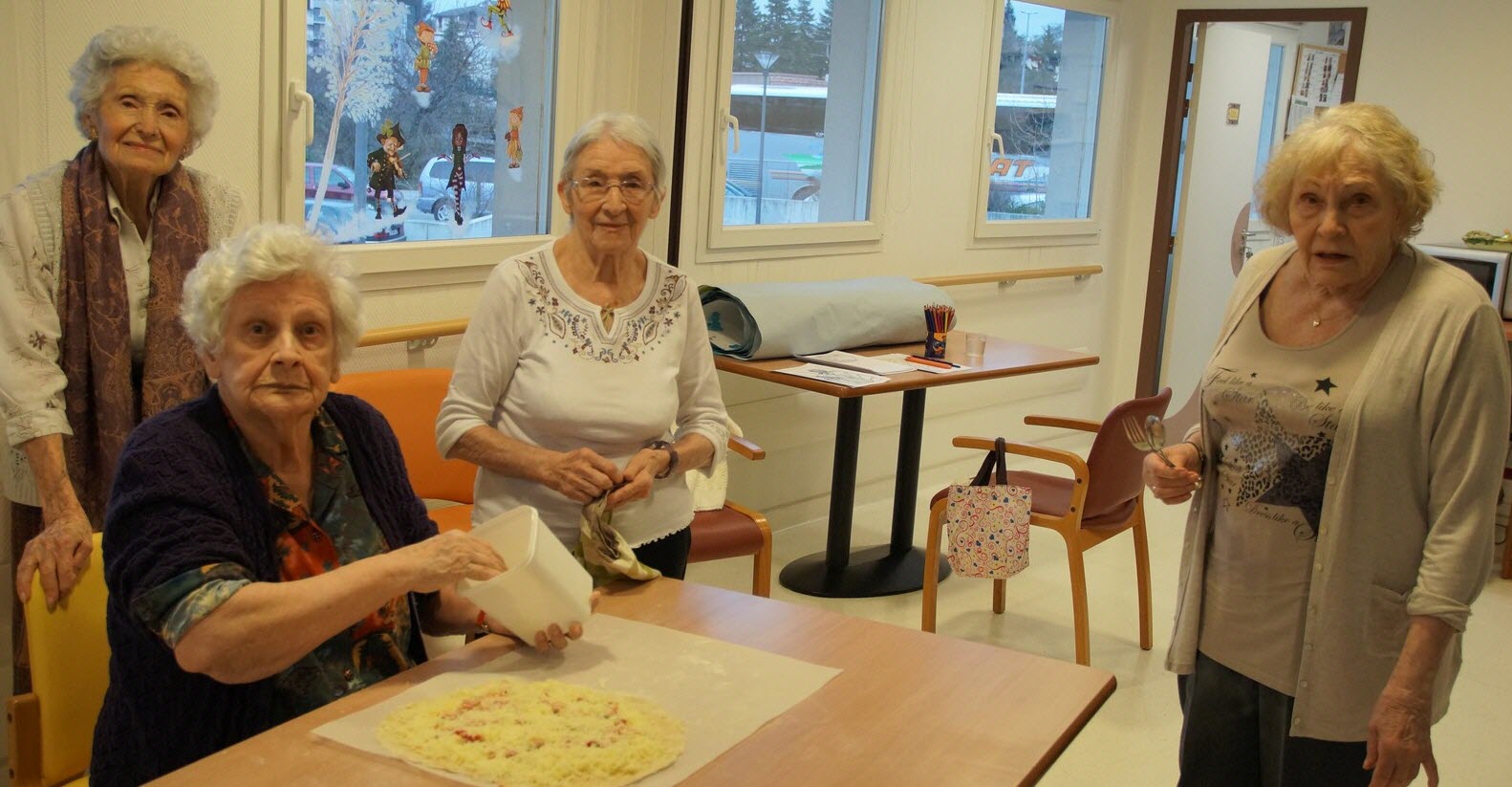 découvrez notre atelier culinaire pour ehpad, une initiative qui allie gastronomie et bien-être. offrez aux résidents une expérience culinaire enrichissante, favorisant la socialisation et le plaisir de cuisiner ensemble, tout en prenant en compte leurs besoins nutritionnels spécifiques.