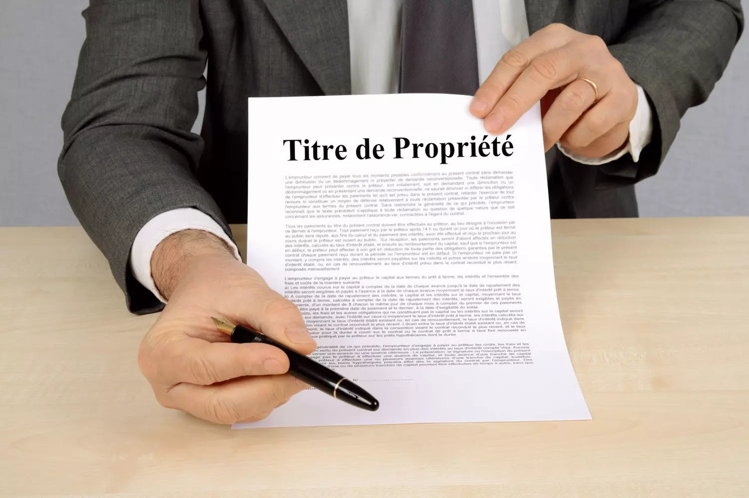 découvrez l'importance de la désignation du notaire pour vos actes d'entreprise. assurez la validité et la sécurité juridique de vos transactions commerciales grâce à l'expertise notariale.