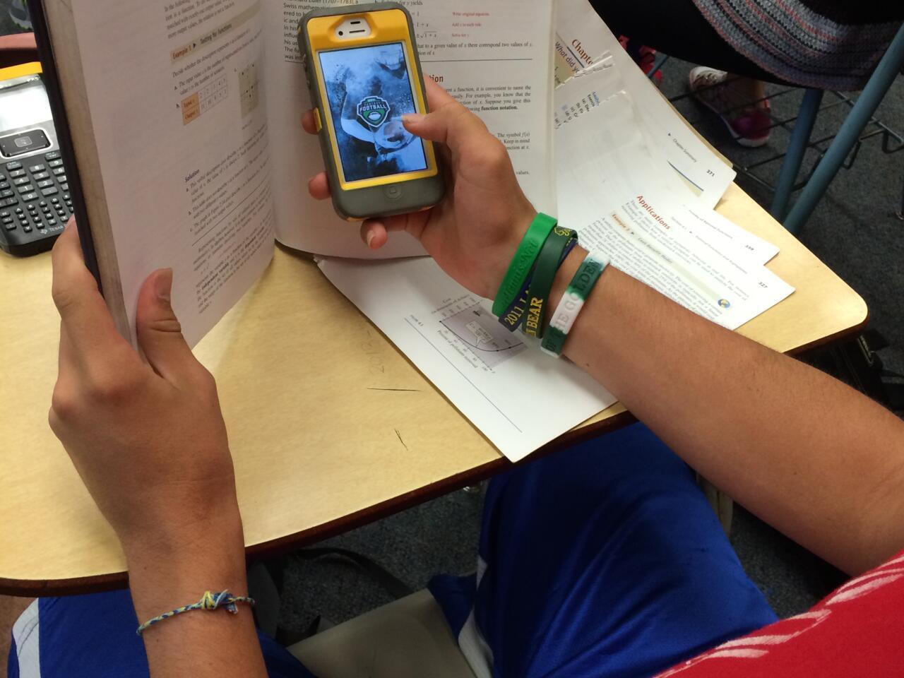 découvrez les enjeux de l'interdiction des smartphones chez les adolescents. cette réflexion aborde les impacts sur leur développement, leur vie sociale et leur santé mentale, tout en proposant des alternatives pour un usage responsable et équilibré des technologies.