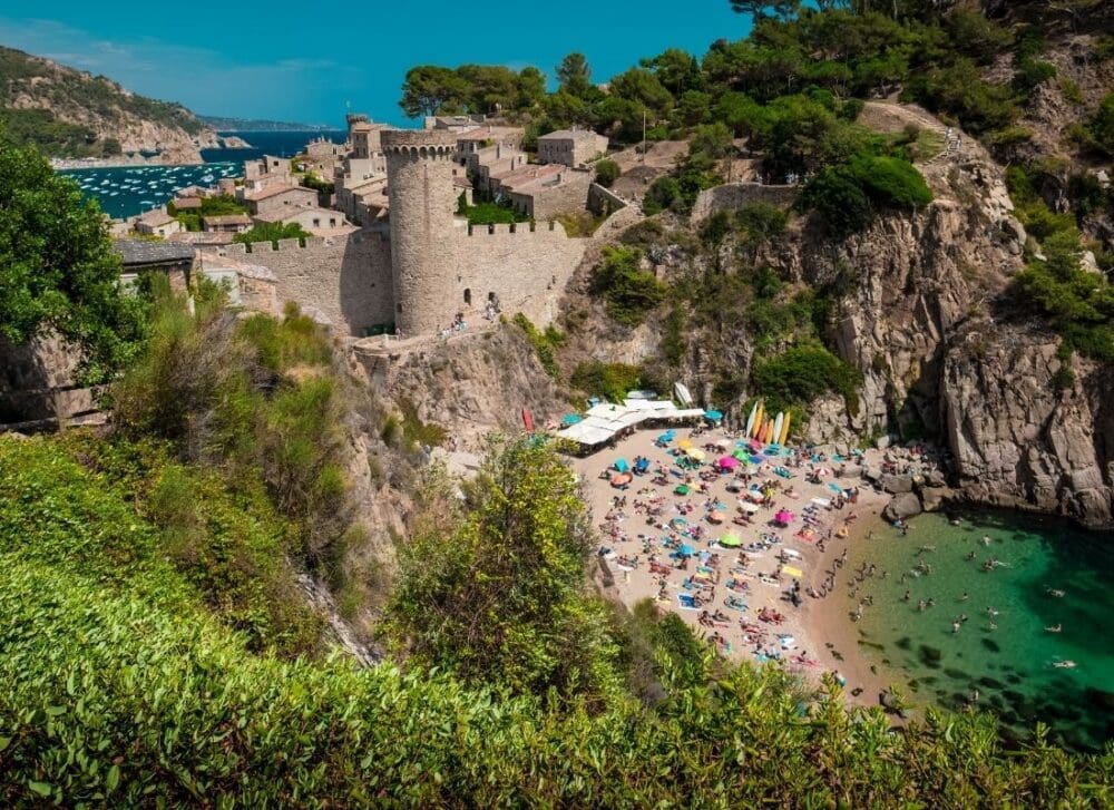 découvrez les lieux emblématiques de catalogne, entre plages ensoleillées, montagnes majestueuses et villages pittoresques. explorez cette région riche en culture et en histoire à travers ses paysages variés et ses traditions vivantes.