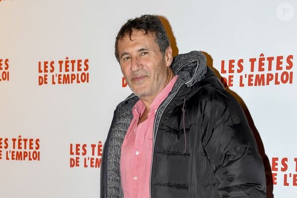 découvrez les coulisses de la mise en scène captivante de 'l'agence' par luchini, où le maître du théâtre explore les subtilités de l'art dramatique avec passion et créativité.