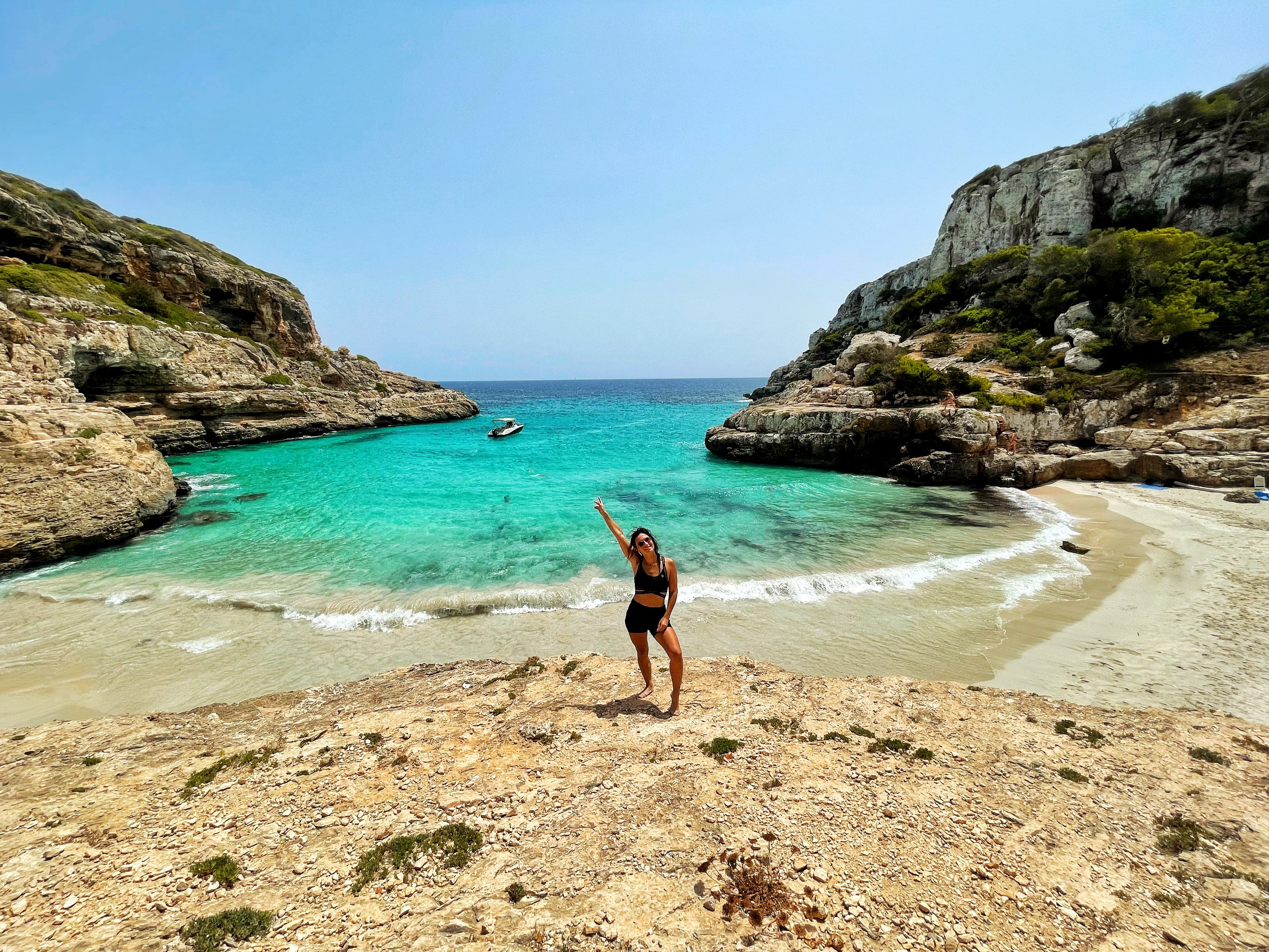 explorez la magnifique côte est de majorque, où des plages paradisiaques, des criques secrètes et des paysages à couper le souffle vous attendent. découvrez des villages pittoresques, une gastronomie locale savoureuse et des activités nautiques pour une expérience inoubliable au cœur de cette île méditerranéenne.
