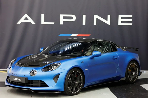 découvrez le nouveau modèle alpine, alliant performance, style et innovation. plongez dans l'univers automobile avec un design captivant et une technologie de pointe qui redéfinissent l'expérience de conduite. soyez prêt à attirer tous les regards sur la route !