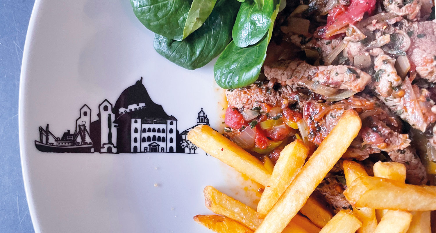 découvrez les plats péruviens incontournables qui sauront émerveiller vos papilles. des saveurs authentiques aux ingrédients frais, explorez cette cuisine riche et variée mêlant tradition et innovation. plongez dans l'univers gastronomique du pérou et laissez-vous séduire par des mets emblématiques comme le ceviche, l'aji de gallina et le lomo saltado.