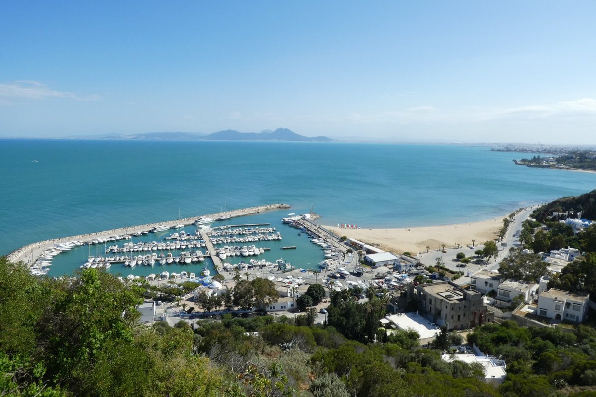 découvrez sidi bou saïd au mans, un lieu enchanteur alliant l'architecture méditerranéenne et une ambiance paisible. flânez dans ses ruelles pittoresques, admirez les maisons blanches aux volets bleus et profitez de la vue imprenable sur la ville. une escapade à ne pas manquer !