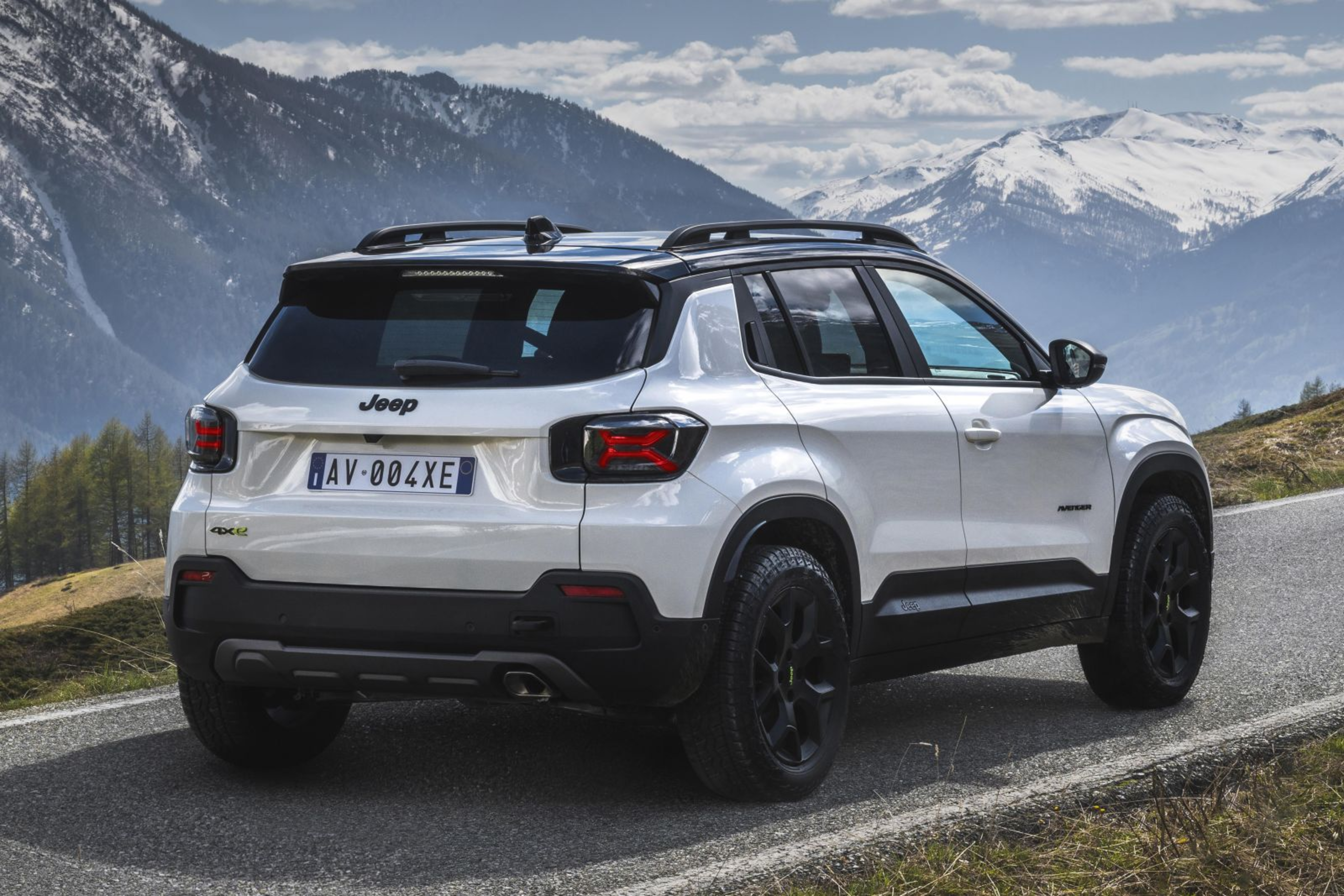 découvrez notre test détaillé du jeep avenger 4xe, un suv hybride alliant performance et écologie. plongez dans ses caractéristiques techniques, ses atouts sur route et hors route, ainsi que notre avis sur ce modèle novateur de la marque jeep.