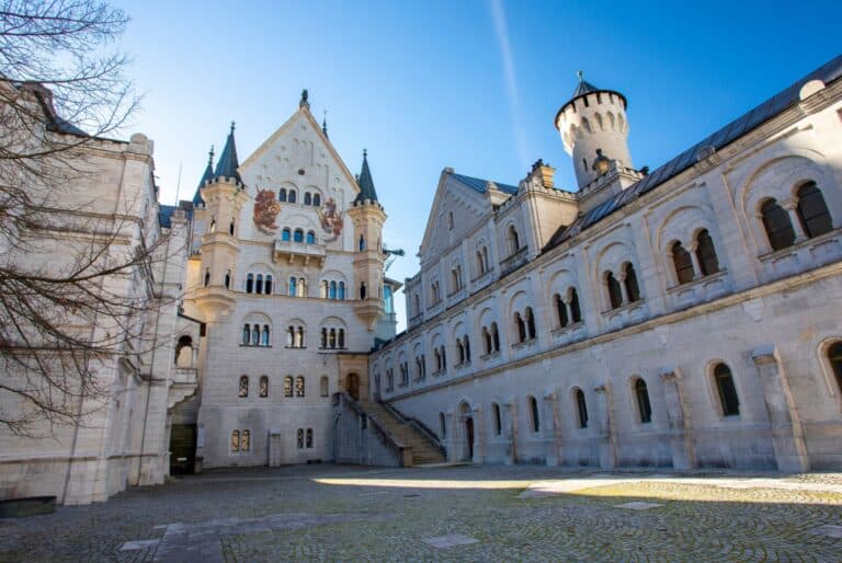 découvrez le majestueux château de neuschwanstein, un chef-d'œuvre architectural en bavière. explorez son histoire fascinante et préparez-vous à une visite inoubliable dans cet écrin de contes de fées.