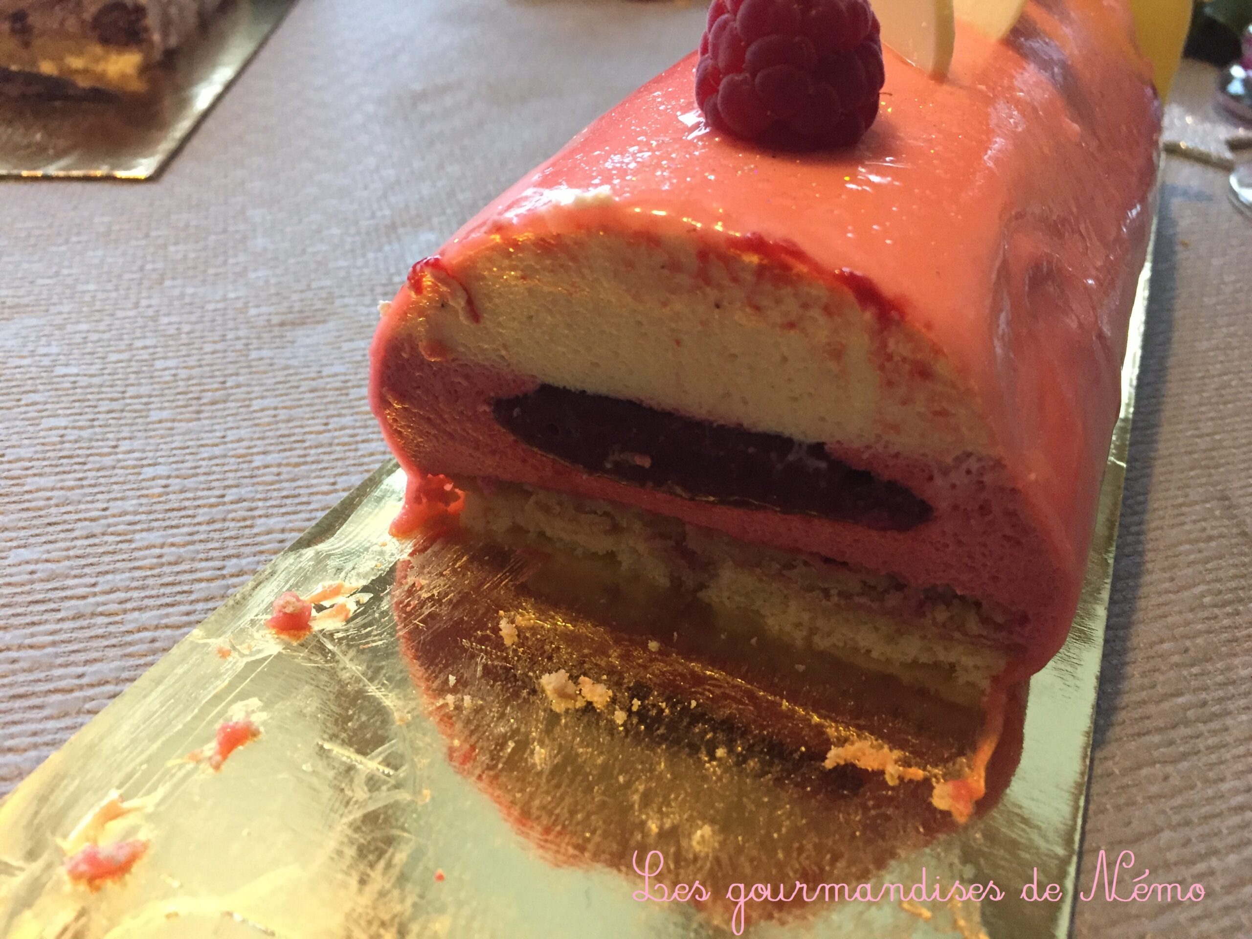 découvrez notre nappage miroir aux fruits, une finition délicieuse pour vos desserts. ajoutez une touche de brillance et de fraîcheur à vos gâteaux et tartes avec ce glaçage fruité irrésistible, parfait pour sublimer vos créations pâtissières.