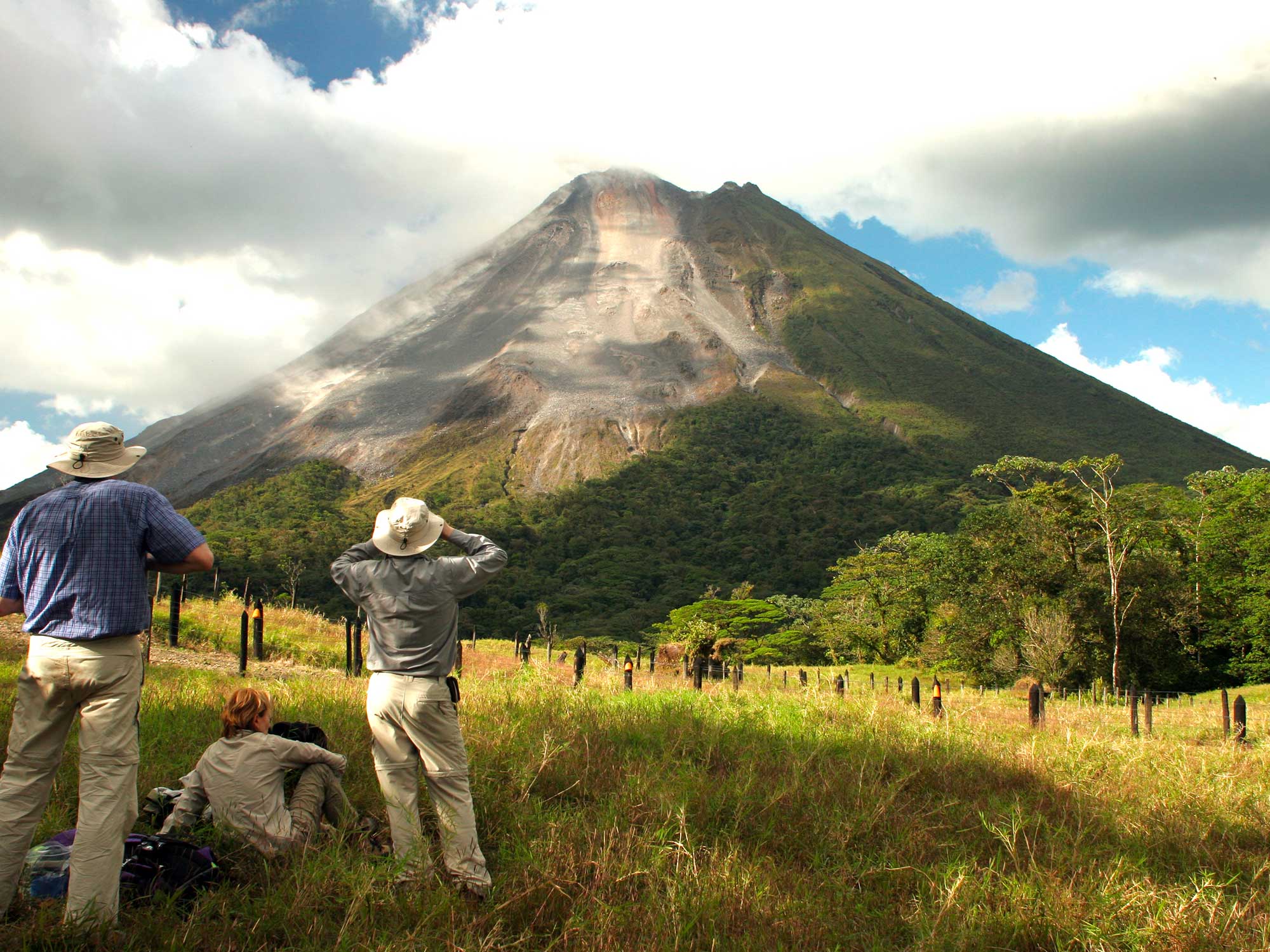 découvrez le costa rica à travers un roadtrip de 15 jours mémorable ! explorez des paysages époustouflants, des plages paradisiaques, des forêts luxuriantes et une biodiversité incroyable. cet itinéraire unique vous fera vivre des aventures inoubliables, entre randonnées, visites de parcs nationaux et immersion dans la culture locale.
