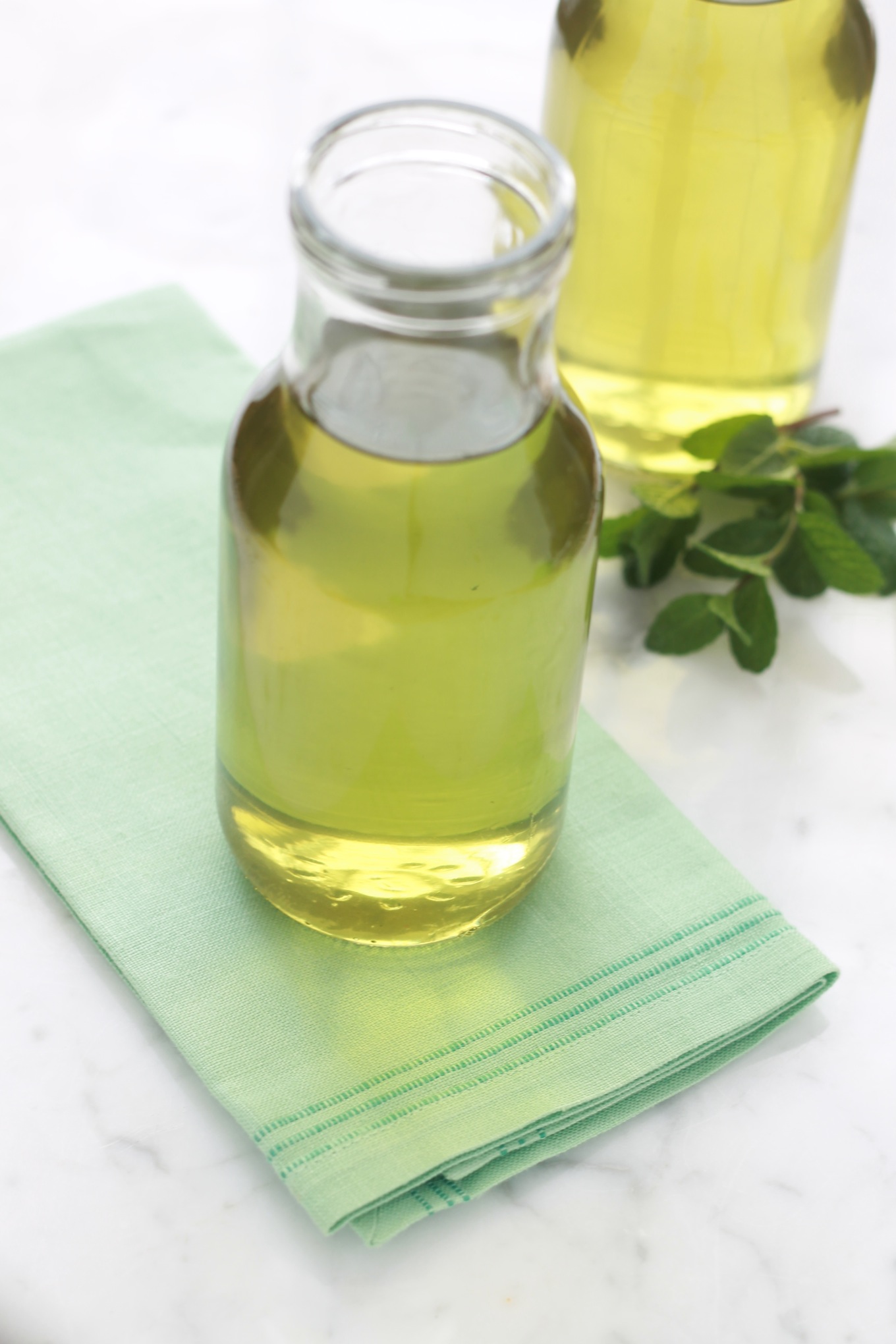 découvrez une recette simple et rapide pour préparer votre propre sirop de menthe maison. parfait pour rehausser vos boissons, desserts ou cocktails, ce sirop naturel apportera une touche rafraîchissante à toutes vos créations. suivez nos astuces et savourez le goût authentique de la menthe fraîche.