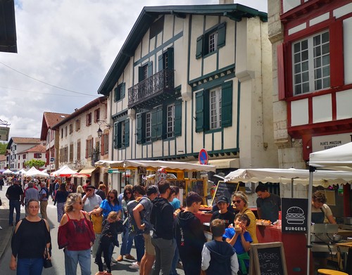 découvrez les charmantes villes du pays basque, entre traditions basques, paysages époustouflants et culture riche. explorez des destinations telles que biarritz, bayonne et saint-jean-de-luz, alliant mer, montagne et gastronomie pour une expérience inoubliable.