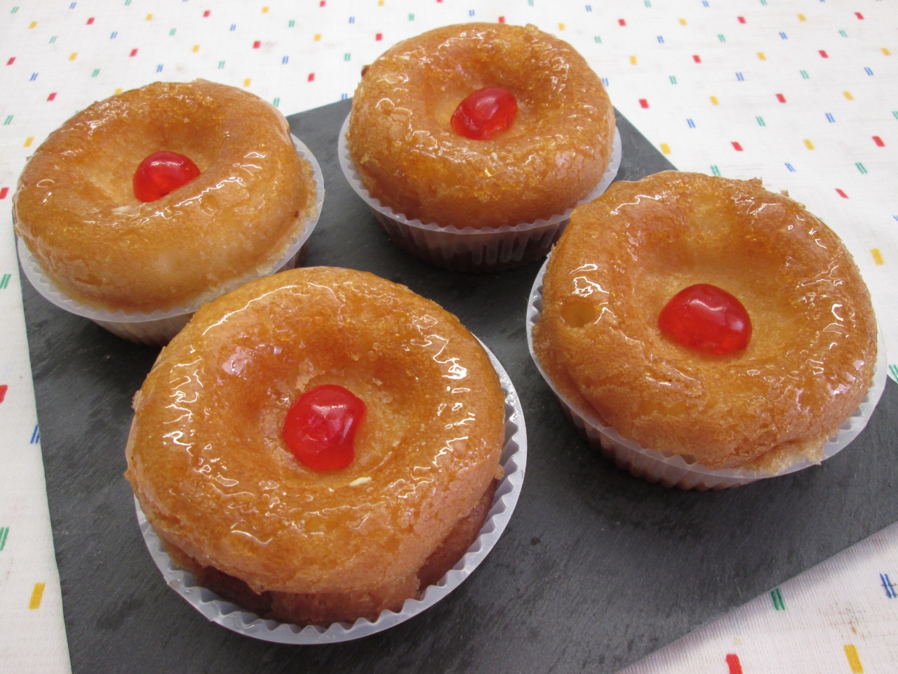 découvrez notre recette de baba au rhum moelleux : un dessert généreux et parfumé, idéal pour impressionner vos invités. facile à préparer, savourez sa texture fondante et son goût irrésistible de rhum.