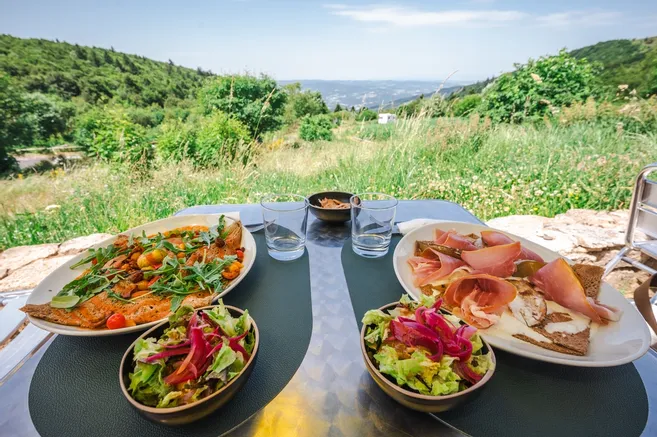 découvrez la brasserie du square à aurillac, dirigée par christophe stuber. profitez d'une cuisine authentique et conviviale dans une ambiance chaleureuse au cœur de la ville.