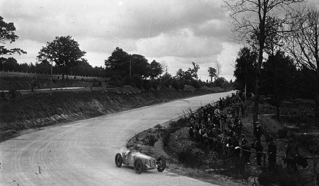 découvrez le circuit de linas-montlhéry, un site emblématique dédié aux passionnés de sport automobile. vibrez au rythme des courses, explorez son histoire riche et participez à des événements exceptionnels sur ce circuit mythique situé en france.