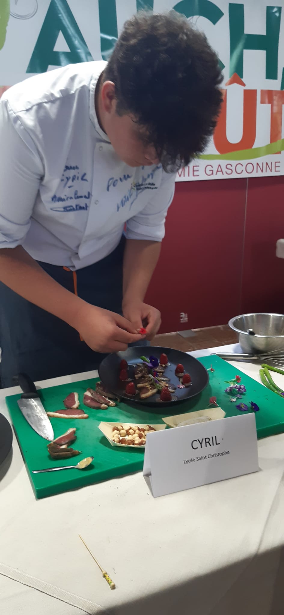 participez au concours de cuisine gasconne et révélez vos talents culinaires en sublimant les saveurs authentiques du sud-ouest ! rejoignez-nous pour une expérience gastronomique inoubliable qui met à l'honneur les traditions culinaires de la gascogne.