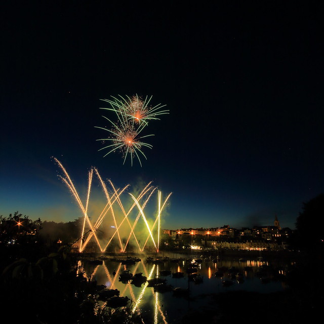 admirez le spectacle féérique des feux d'artifice lors du festival de pornic ! un événement incontournable pour toute la famille, entre magie, couleurs et ambiance festive en bord de mer.