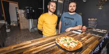 découvrez la délicieuse focaccia artisanale à pau : une spécialité italienne moelleuse, garnie d'huile d'olive et de saveurs méditerranéennes, idéale pour accompagner vos repas ou à savourer seule.